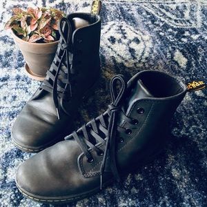 Dr. Martens Leather Shoreditch Boots